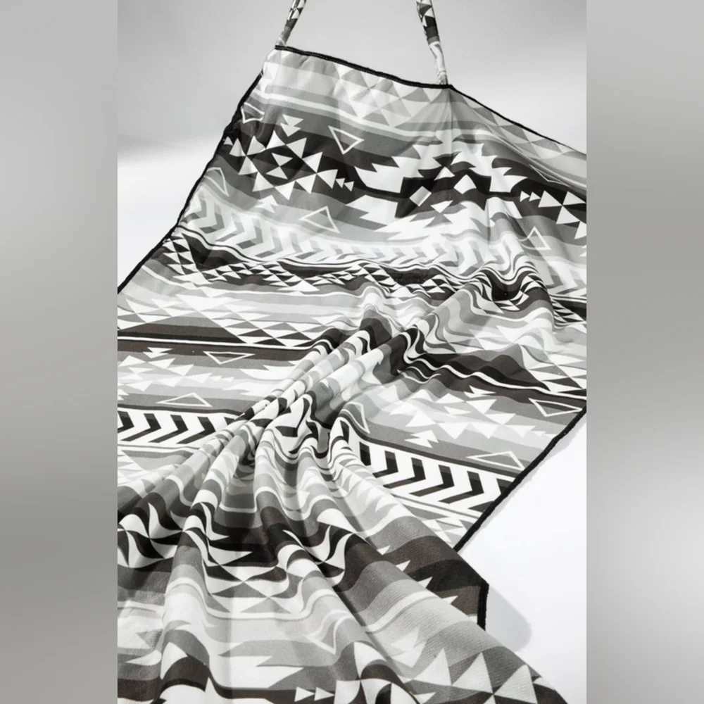 2 in 1 Beach Towel & Bag - Shoulder Bag Turns Into a Beach Towel! - Black White - Picture 2 of 9